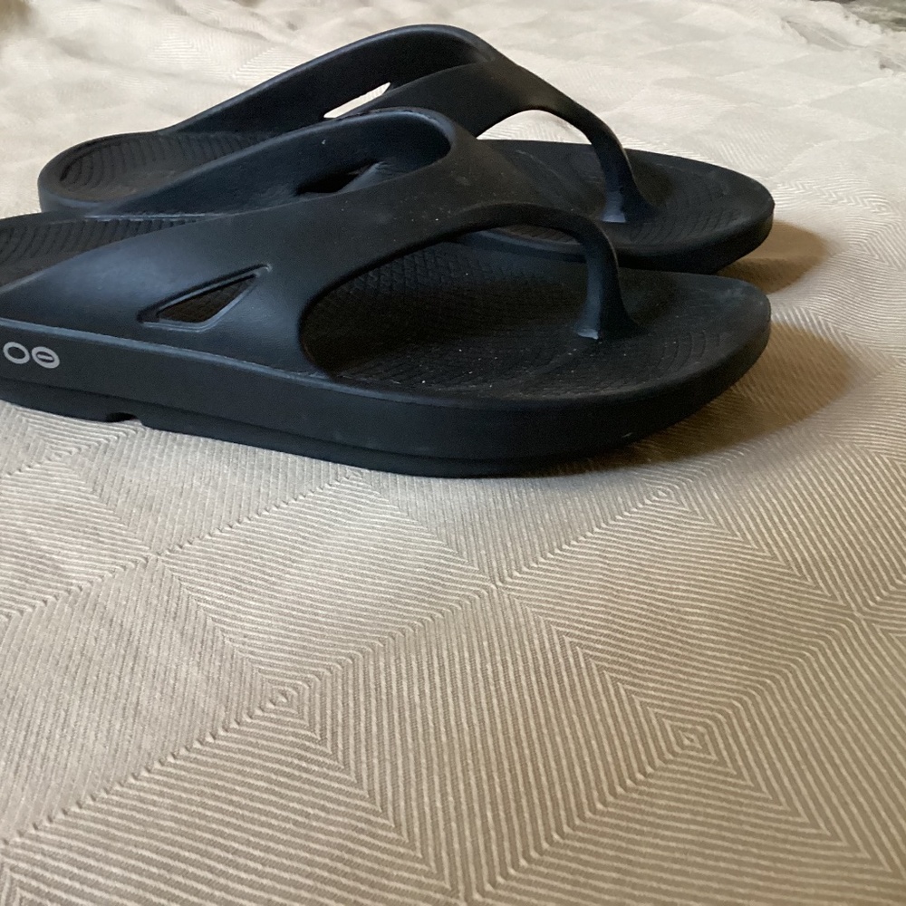 OOFOS Men's 8 Black Recovery Sandals Thongs Flip Flops Unisex (10 women)